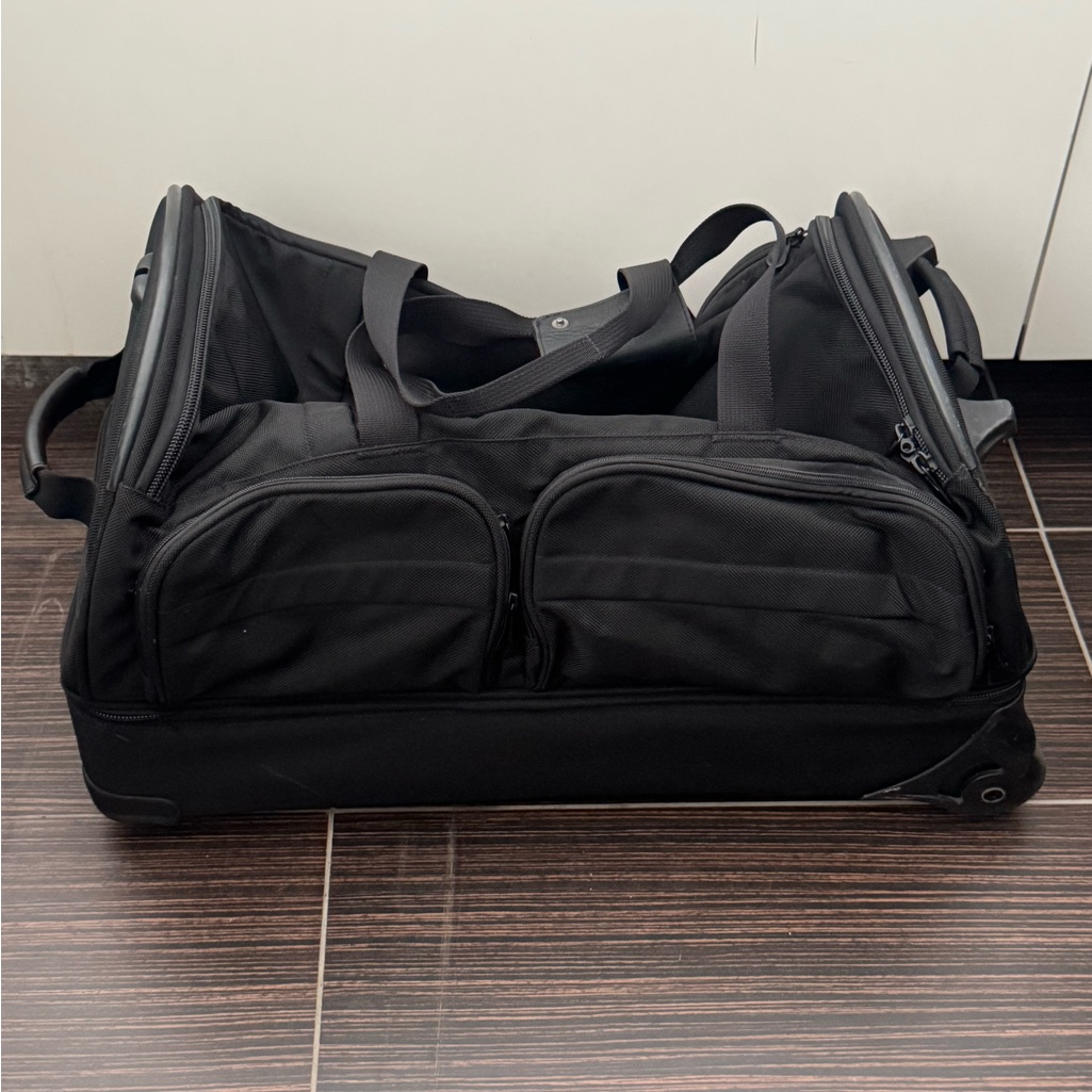 Briggs And Riley Black Rolling Carry On Bag - Spacious Travel Suitcase